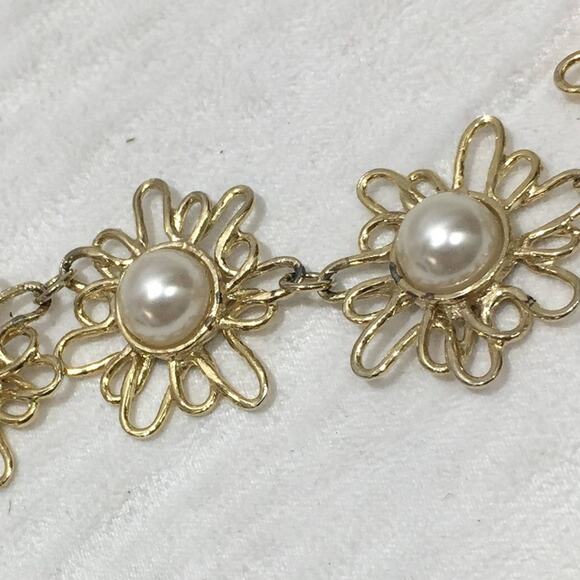 Gold tone & faux pearl flower bracelet, floral fashion jewelry - Picture 2 of 3